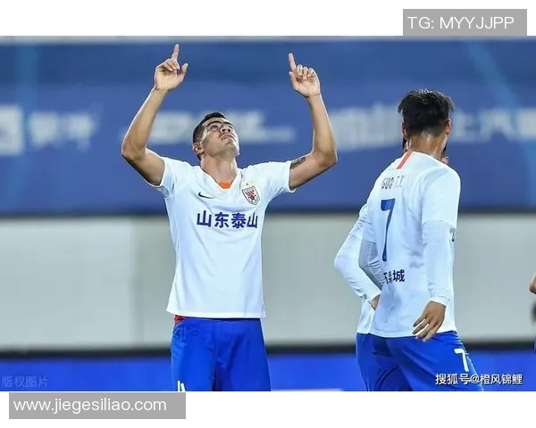 VAR赛场小插曲引发争议裁判应如何正确处理以维护比赛公正性