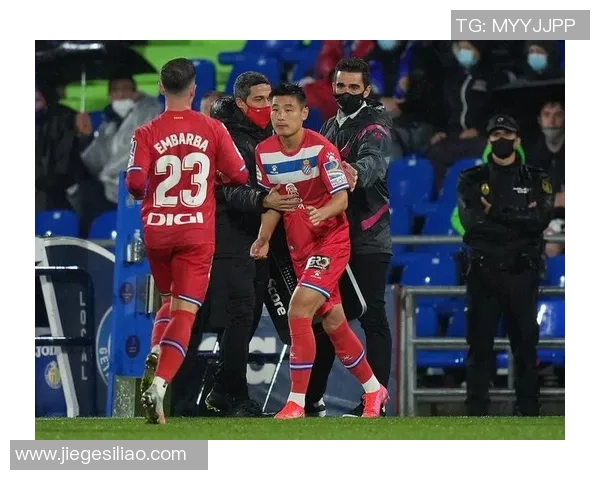 五大联赛巨星宣布离队引发球迷不舍告别，未来去向成谜