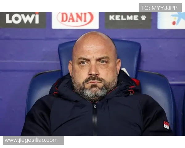 五大联赛教练与球员激烈争执升级引发舆论关注 球场冲突背后的深层次矛盾分析